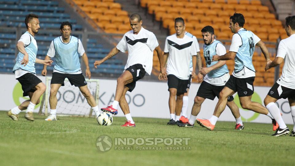 Rivaldo (tengah) sedang menguasai bola saat sesi latihan Football Legend Tour 2014 di SUGBK, Jakarta, Jumat (06/06/14). - INDOSPORT